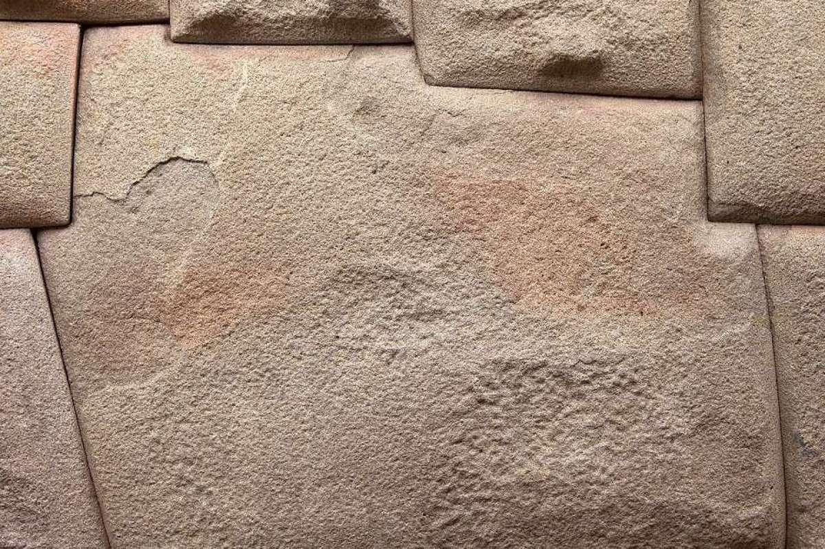 The Inca walls and the twelve-angled stone