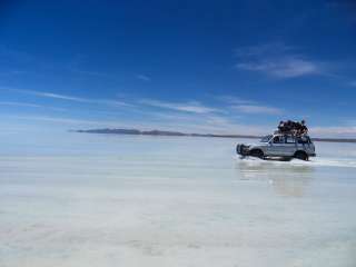 In 4x4 Discovery of the famous Salar d'Uyuni / Night at the edge of the salar